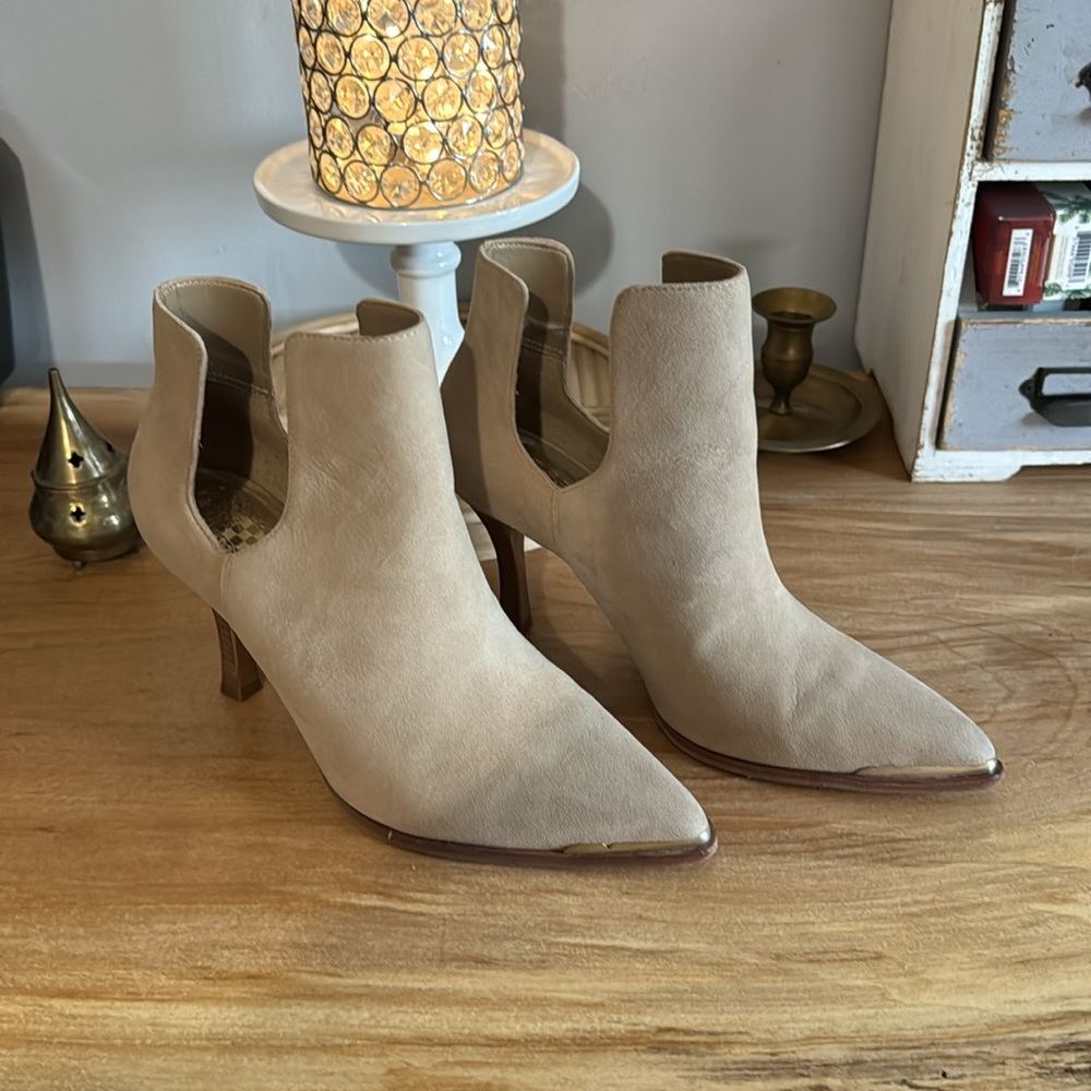 Vince Camuto bootie size 7.5